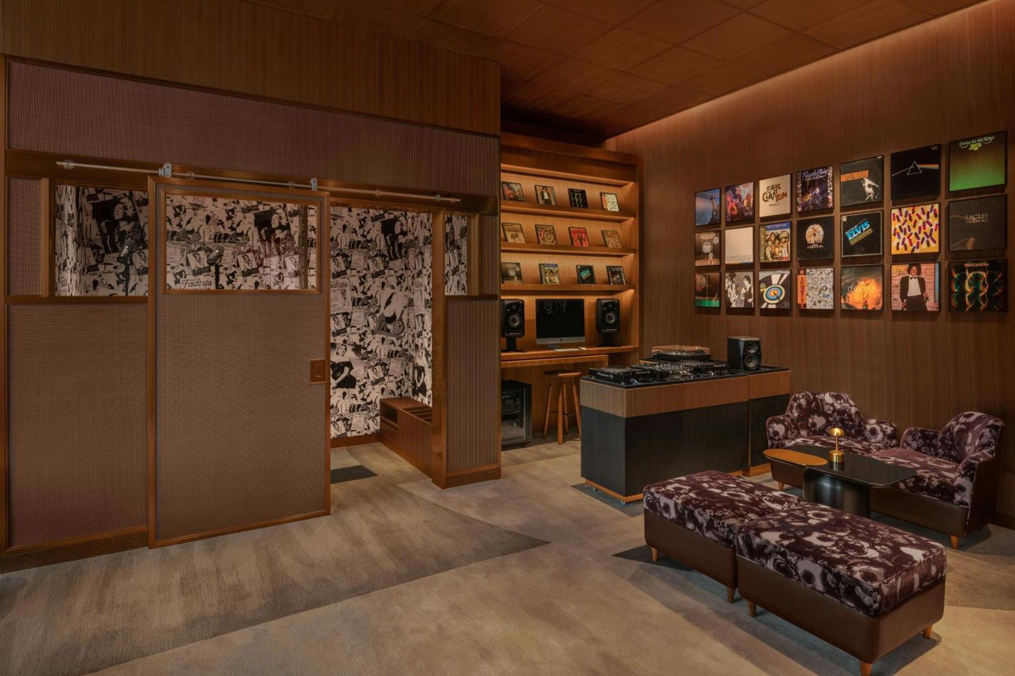 W Macau - Studio City 外观 照片 The interior of the record store